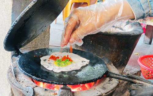 Bánh ép là sự biến tấu từ nguyên liệu chính là bột lọc và nhiều thứ nhân khác nhau như thịt bò khô, ba tê, thịt, trứng. Ảnh: baomoi