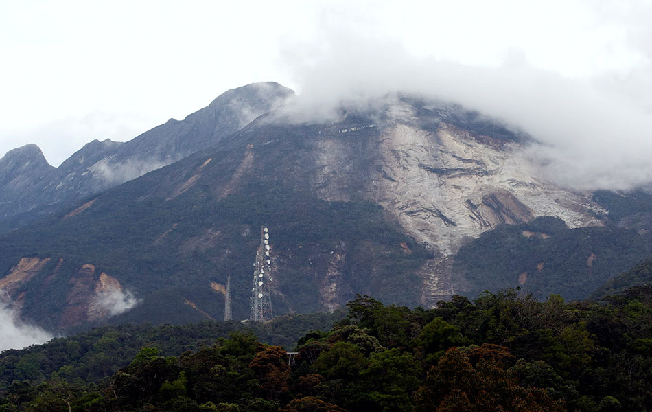 Beberapa runtuhan besar berlaku di atas Puncak Gunung Beberapa runtuhan besar berlaku di atas Puncak Gunung