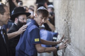 El Barcelona pide sus deseos en el Muro de las Lamentaciones de Jerusalén