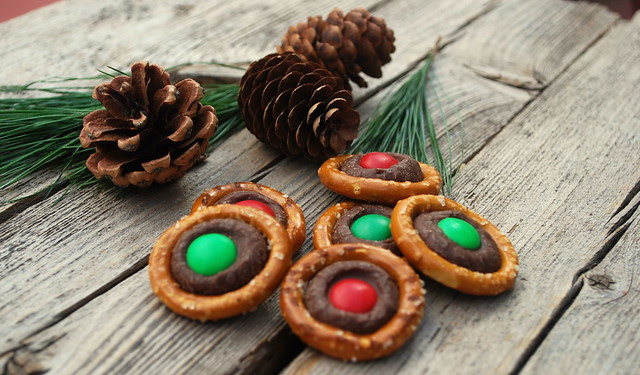 Holiay Pretzel Rings 4