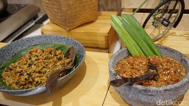 Acar dan sambal kecombrang pelengkap nasi tutug oncom.