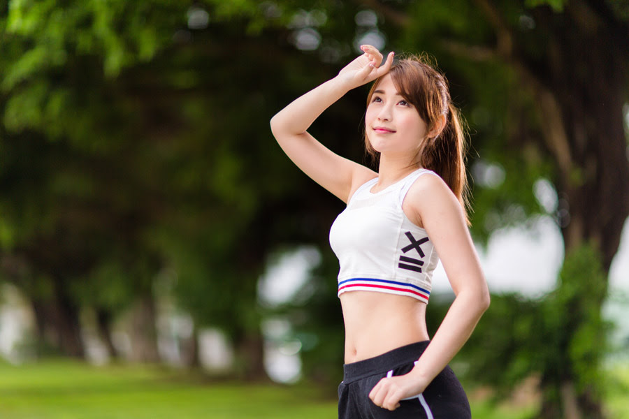 フリー写真 スポーツウェア姿で手をかざす女性でアハ体験 Gahag