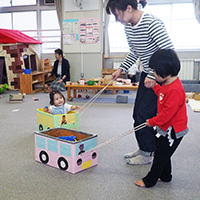 17年度 クリックすると その年度の日誌が表示されます 09年度 10年度 12年度 14年度 15年度 16年度 17年度 はこちら 4月6日 1 布の家の中には人形のベッドや洋服ダンスがあります 2人の子が