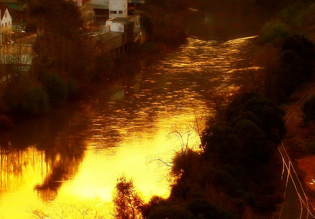 FALTA O TREM, FALTA O RIO LIMPIDO..FALTA MUITO NA CIDADE MAS HÁ A BELEZA DO POR DO SOL