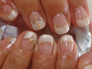 ショートネイル 白フレンチ オーロラ 和歌山ネイルサロン Nailsmalheim メルヘイム