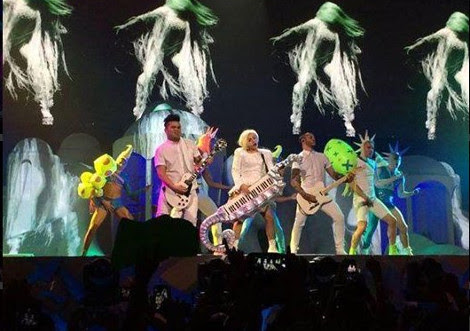 H Lady Gaga εμφανίστηκε τυλιγμένη με την ελληνική σημαία στο ΟΑΚΑ (Εικόνες)
