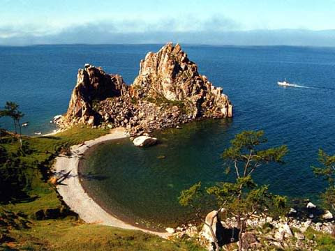 Air biru jernih dilihat dari ketinggian bukit, menjadikan Danau Baikal bagai cermin raksasa.