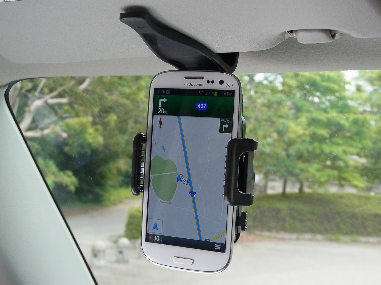 ダッシュボードに置き場所がないならサンバイザーに取り付けよう Iphone サンバイザー型車載ホルダー Unicaseの厳選アイテム ライブドアニュース