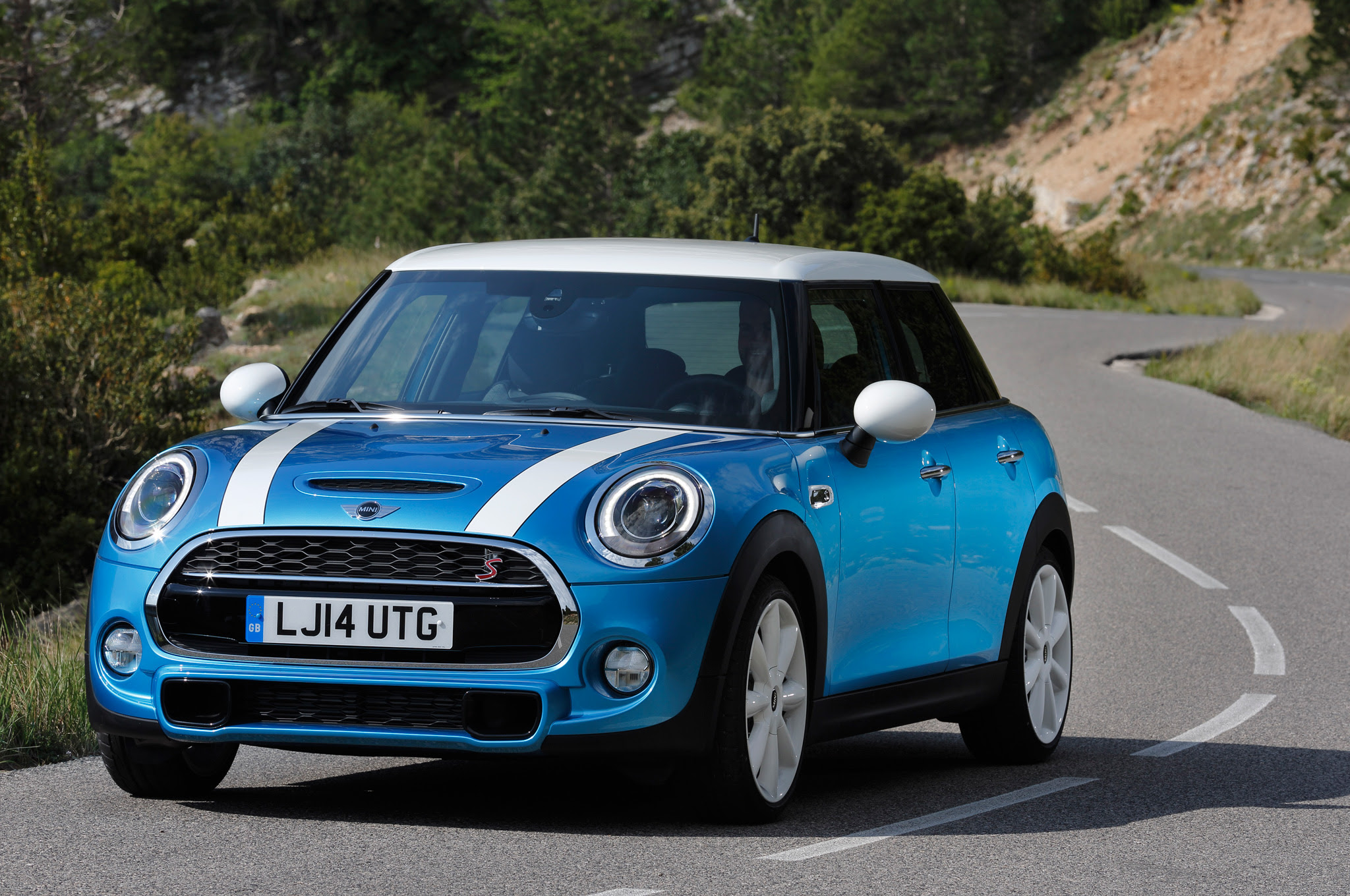 2015-Mini-Cooper-Hardtop-4-Door-front-side-view-s-curves