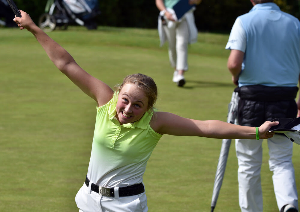 Leah Temple Lang (Elm Park) celebrates winning the Plate (Pat Fletcher Trophy) at the 19th green at the 2017 Irish Girls Close Championship at Mallow Golf Club (22/07/2017). Picture by Pat Cashman