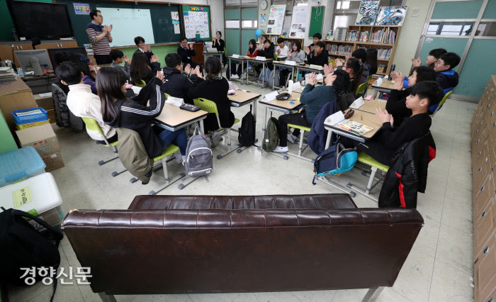 김신범 노동환경건강연구소 부소장(왼쪽)과 박수미 발암물질없는사회만들기 국민행동 사무국장이 지난 12일 서울 강북구 삼양초등학교 6학년 4반 학생들과 만나 생활 속 유해화학물질에 대한 이야기를 들려주고 있다. 박 국장이 손에 든 것은 물건의 중금속 성분을 측정하는 X선 형광분석기로, 아이들은 “헤어드라이어 같다”며 신기해했다.  서성일 기자 centing@kyunghyang.com