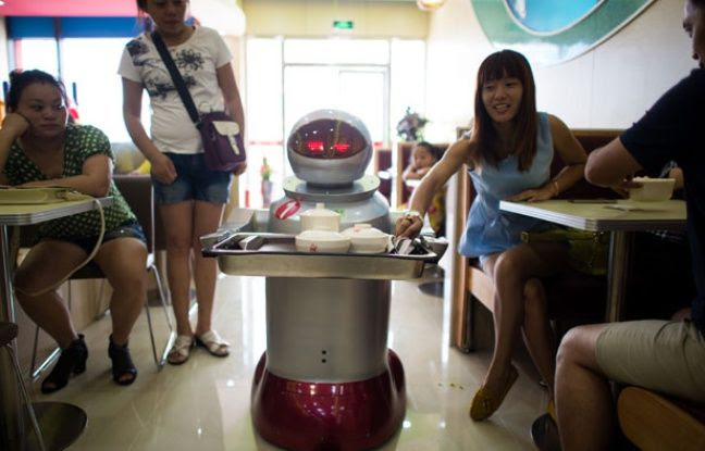 Un robot serveur dans un restaurant chinois ouvert en août 2014.