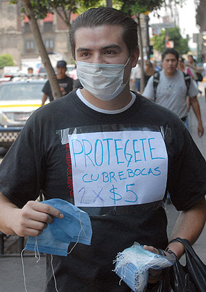 Un vendedor ambulante de mascarillas protectoras, en las calles de México D.F. 