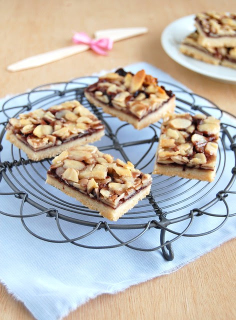 Almond and jam bars / Barrinhas de geléia e amêndoa