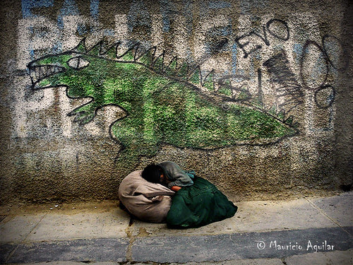 Pero los dinosaurios van a desaparecer... by L. Mauricio Aguilar