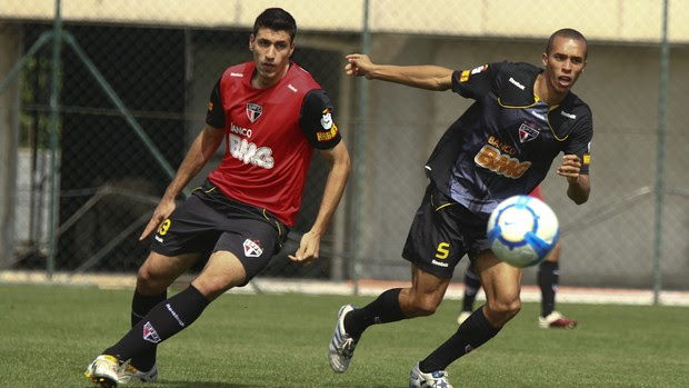 Xandão disputa lance com Miranda  (Foto: Luiz Pires / VIPCOMM)