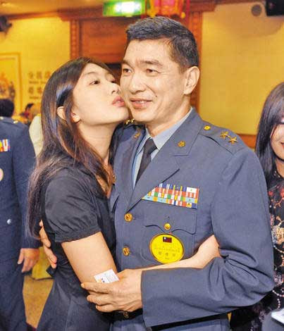 台軍將官晉升 威風時刻酷兒美女搶風頭