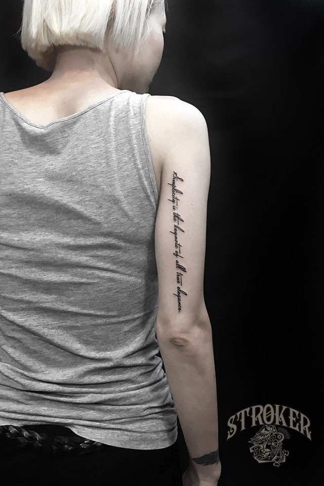 筆記体フォントのタトゥー Stroker Tattoo