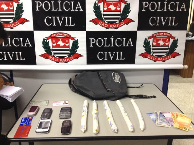 Material apreendido pela Polícia em São José dos Campos. (Foto: Pedro Melo/TV Vanguarda)