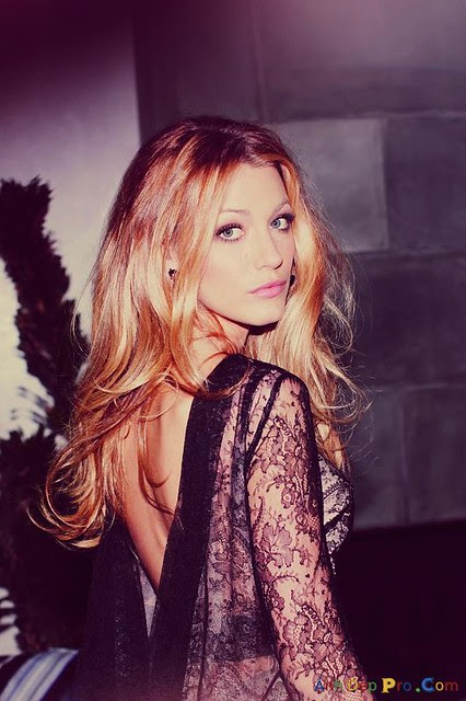 BLAKE LIVELY iPhone Wallpaper  - 22-12-2014