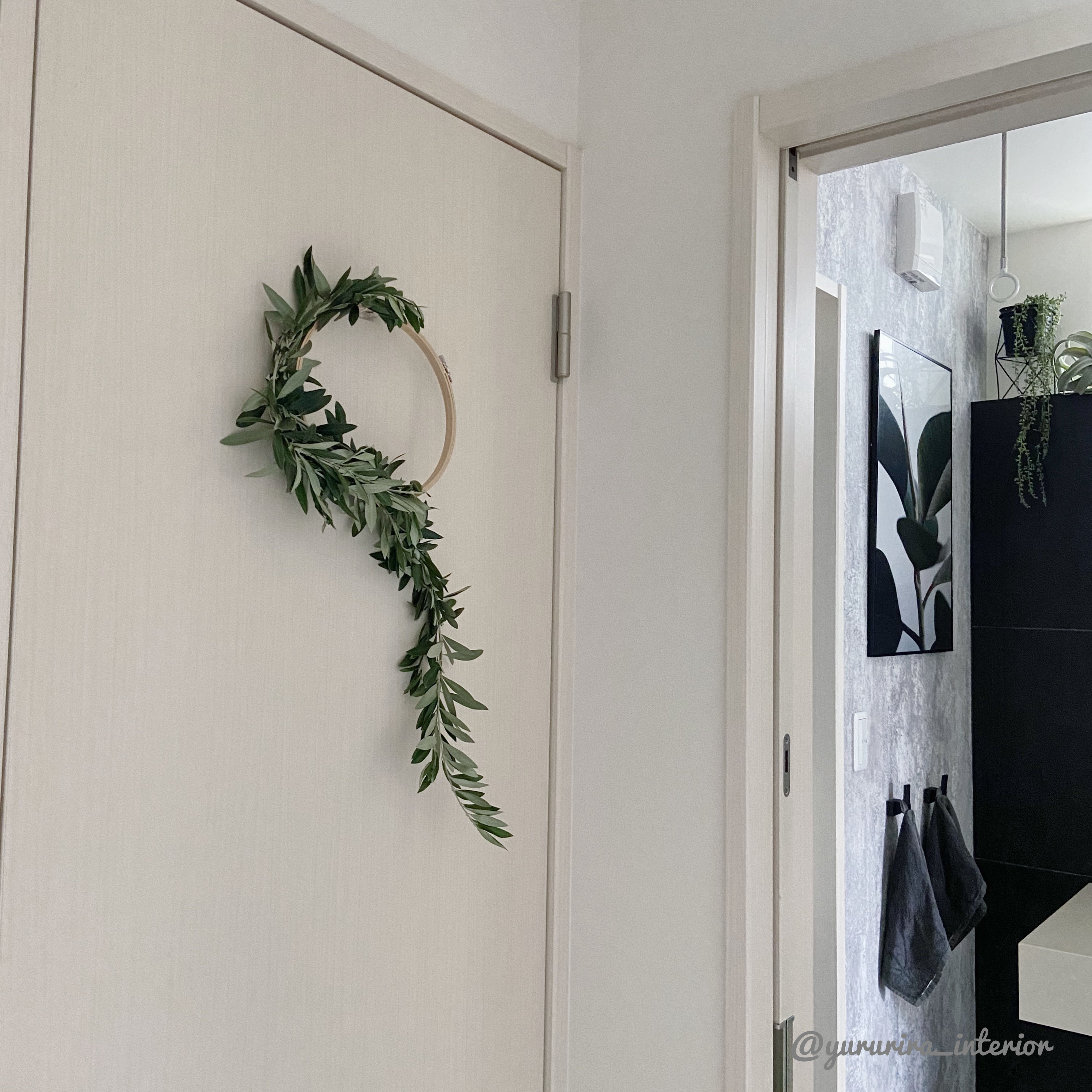 刺繍枠で オリーブリース2作目をトイレドアに飾りました Yururira S Interior Blog