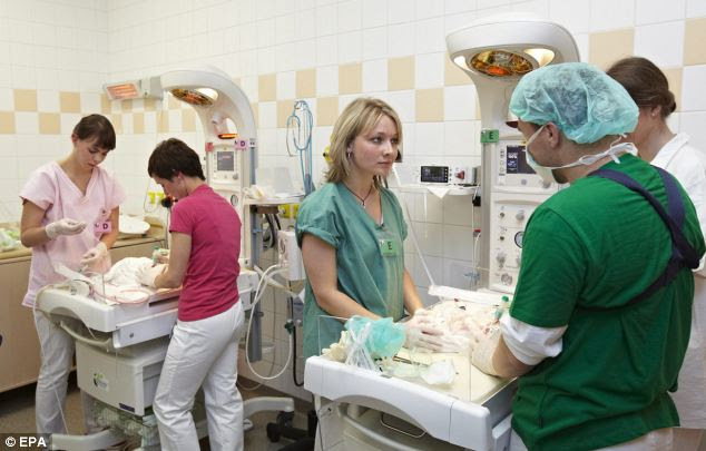 Proses kelahiran bayi Kinova dilakukan operasi sesar yang melibatkan dokter ahli kebidanan dan kandungan.