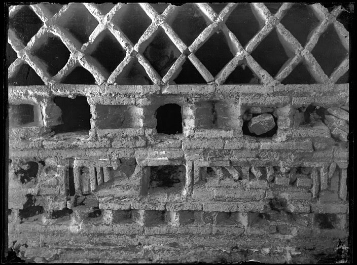 Inscripción de la Mezquita del Cristo de la Luz al poco de ser descubierta en 1899. Fotografía de Casiano Alguacil. Ayuntamiento de Toledo