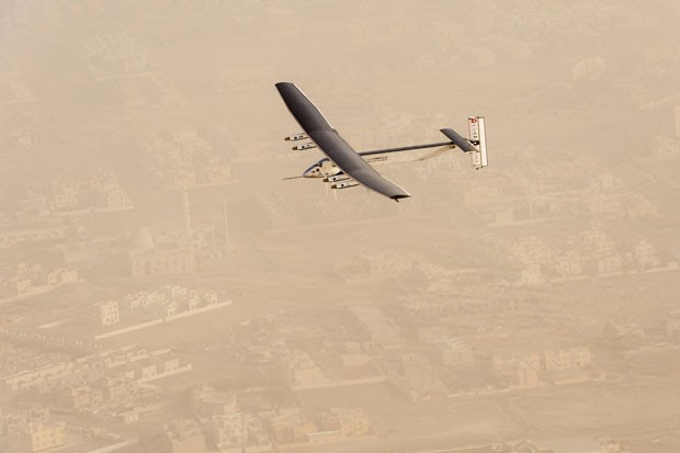 Foto desta segunda-feira (9) mostra a aeronave Solar Impulse 2 decolando do aeroporto Al Bateen, em Abu Dhabi, para a primeira volta ao mundo de um avião totalmente movido a energia solar (Foto: Jean Revillar/Solar Impulse/AP)