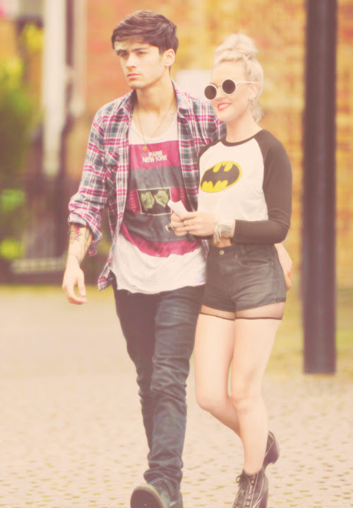 larry-jaythan:

Nonchalant ass touch by Zayn. Smooth Zen
Real smooth.
