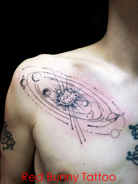 宇宙 星 惑星のタトゥーデザイン シンプルなラインとドットのタトゥー 東京 タトゥースタジオ 吉祥寺 Red Bunny Tattoo タトゥーデザイン タトゥー画像