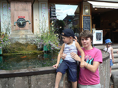 paul et baptiste à la fontaine.jpg