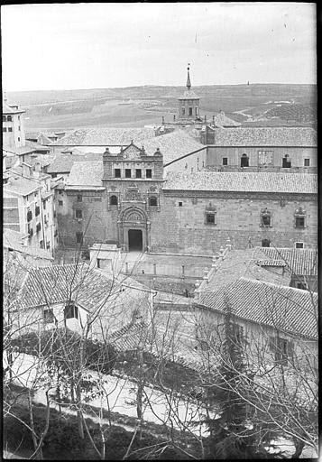 Museo de Santa Cruz en 1907. Fotografía de Roy Lucien. Société Française d'Archéologie et Ministère de la Culture (France), Médiathèque de l'architecture et du patrimoine (archives photographiques) diffusion RMN 