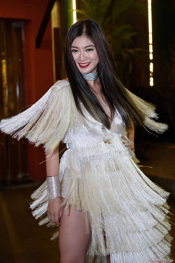 Thanh Trúc mặc gợi cảm, tình tứ bên Khang Việt