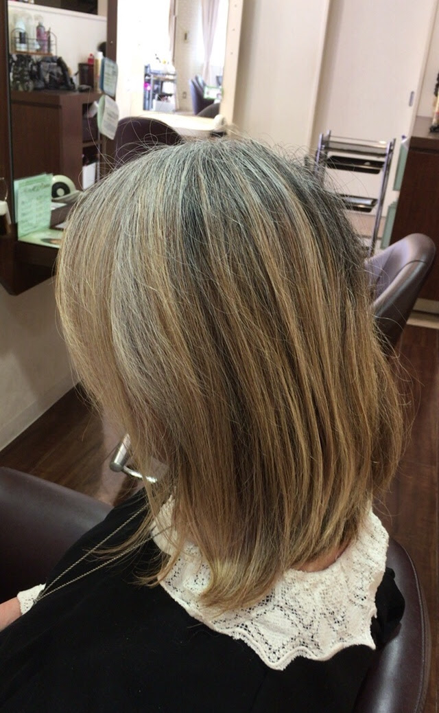 ヘアカラー 白髪を活かしたハイライトカラーシリーズ くせ毛カット専属 美容師セノウユウタ