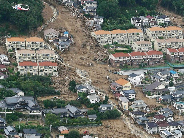 Imagem aérea mostra danos causados por deslizamento de terra em Hiroshima, no Japão (Foto: Jiji Press/AFP)