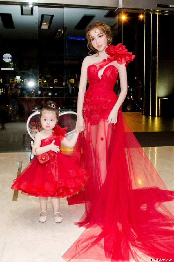 Elly Trần mặc gợi cảm, ton-sur-ton với con gái đi event