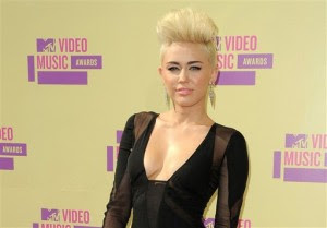 Miley Cyrus en los MTV Video Music Awards en Los Angeles en una fotografía del 6 de septiembre de 2012. Cyrus está trabajando duro en su nuevo disco, aunque no tiene fecha de lanzamiento, pues espera tener tiempo para disfrutar su vida de casada. (Foto Jordan Strauss/Invision/AP, archivo)