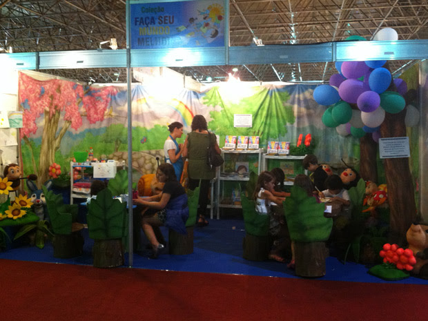 Estande da feira do livro onde crianças podem fazer pinturas e desenhos (Foto: Divulgação)