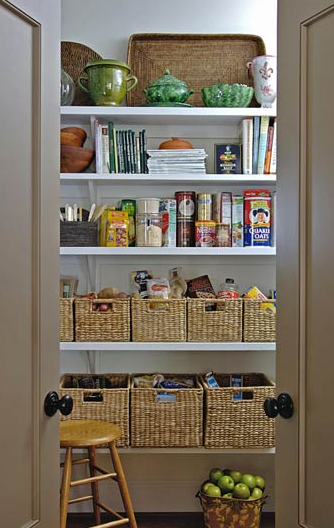 cardinalacre:

lisaottosson:

http://theinspiredroom.net/2009/10/28/pantries/

