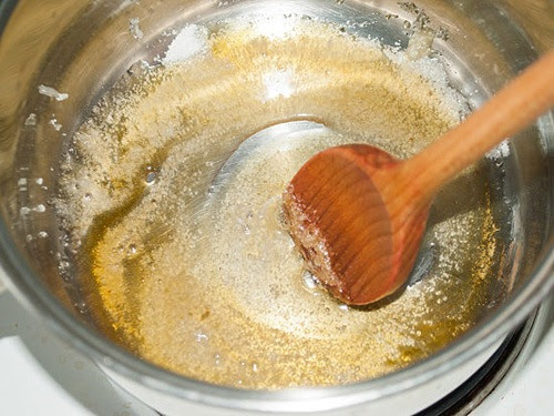 Chưng nóng chanh, mật ong, đường để thu được hỗn hợp wax lông