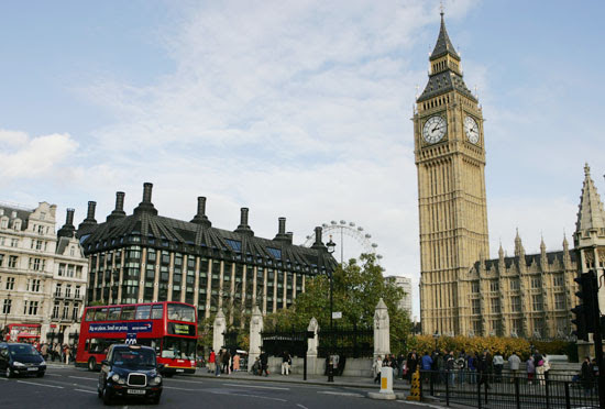 Vista da torre do Big Ben em Londres; inclinação do prédio aumenta 0,9 mm ao ano