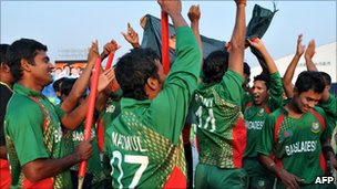 Bangladesh cricket players celebrate their victory