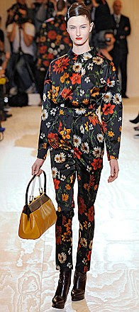 Na passarela: A tendência tem sido abraçada por, da esquerda, Jil Sander, Tommy Hilfiger e Louis Vuitton