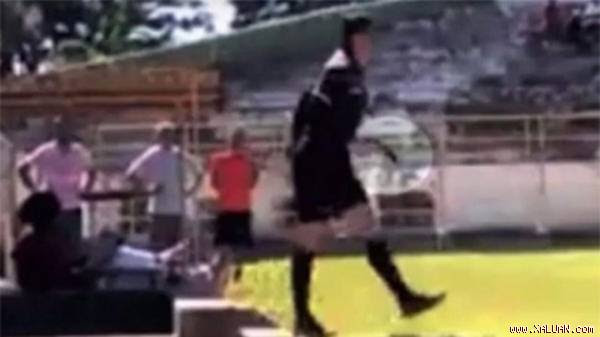 De Souza mang súng vào sân.