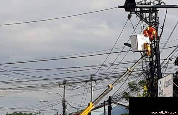  Lực lượng chức năng đang tiến hành giải cứu công nhân bị điện phóng bất tỉnh trên trụ điện để đưa đi cấp cứu. (Ảnh: T. D)