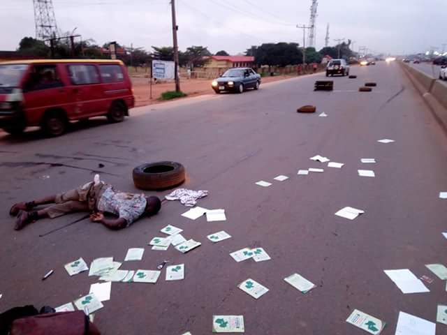 Photos: Unidentified man killed along Benin-Auchi Road after being struck by a vehicle in a hit-and-run