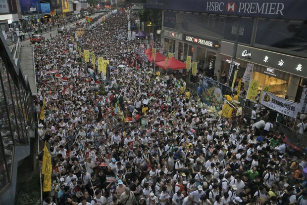 Dezenas de milhares de pessoas foram às ruas de Hong Kong nesta terça-feira (1º) em um protesto por mais democracia (Foto: Vincent Yu/AP)