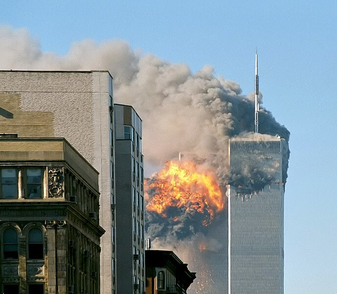Ficheiro:UA Flight 175 hits WTC south tower 9-11 edit.jpeg