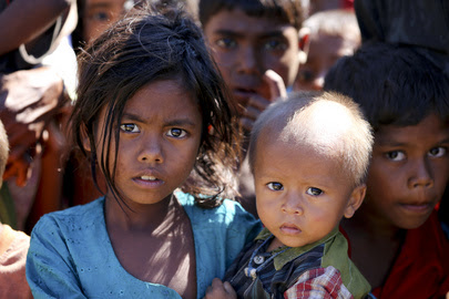 Em sua primeira visita oficial a Mianmar, de 3 a 7 de dezembro, a Subsecretária-Geral da ONU para Assuntos Humanitários, Valerie Amos, fez uma parada em campos de deslocados em Mianmar, mais especificamente no Estado de Rakhine, e viu em primeira mão os projetos desenvolvidos pelos parceiros humanitários na região. Na imagem, dois irmãos no campo de Kyein Ni Pyin, em Pauktaw, Estado de Rakhine, durante a visita de Amos. Foto de 5 de dezembro de 2012. Crédito: ONU/David Ohana. Em sua primeira visita oficial a Mianmar, de 3 a 7 de dezembro, a Subsecretária-Geral da ONU para Assuntos Humanitários, Valerie Amos, fez uma parada em campos de deslocados em Mianmar, mais especificamente no Estado de Rakhine, e viu em primeira mão os projetos desenvolvidos pelos parceiros humanitários na região. Na imagem, dois irmãos no campo de Kyein Ni Pyin, em Pauktaw, Estado de Rakhine, durante a visita de Amos. Foto de 5 de dezembro de 2012. Crédito: ONU/David Ohana.