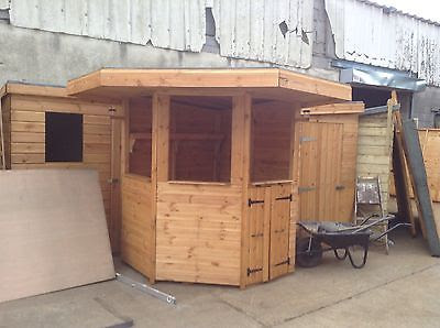 Outdoor corner bar